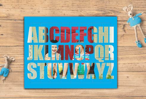 Blaues Kinderpuzzle mit Alphabet